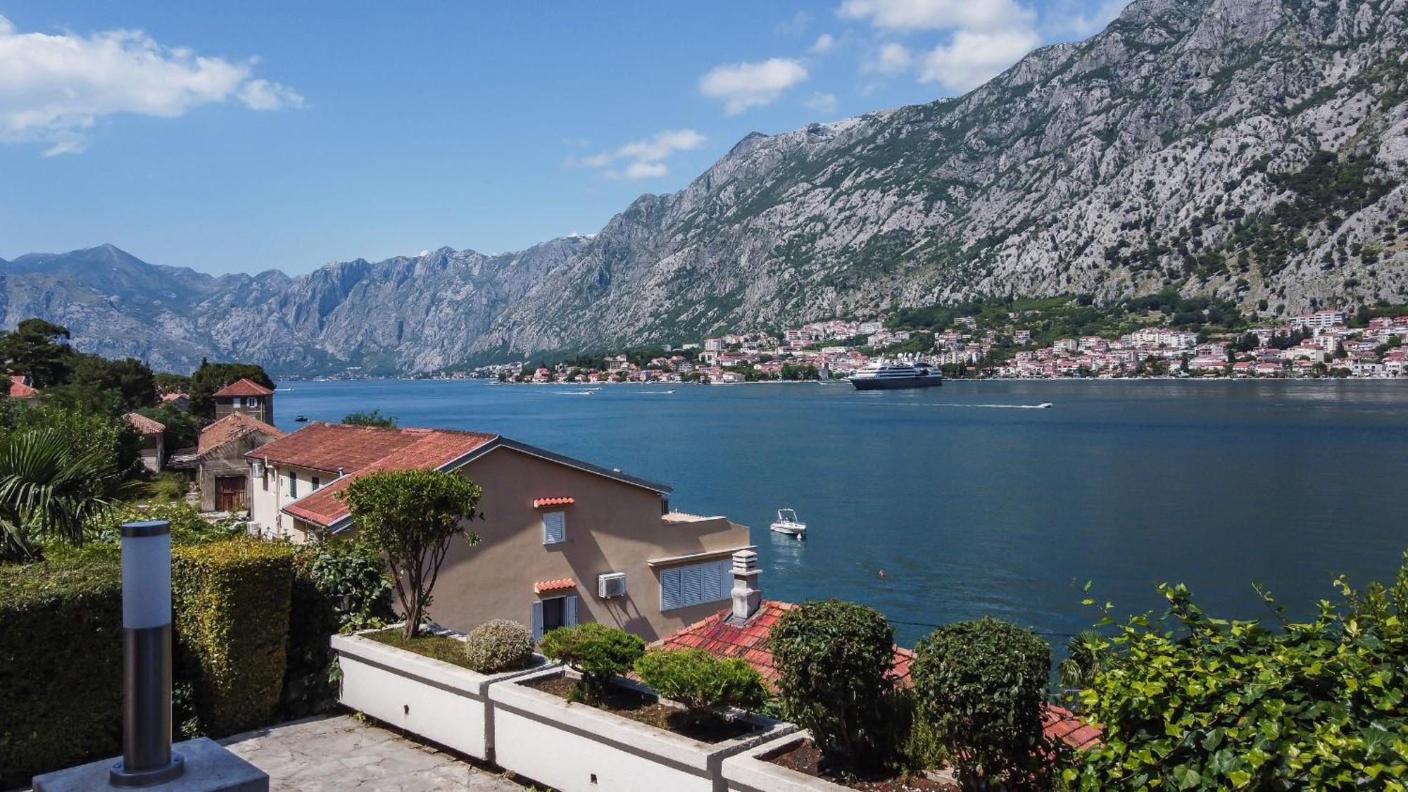 Chillout Apartment In Kotor Bay Eksteriør billede